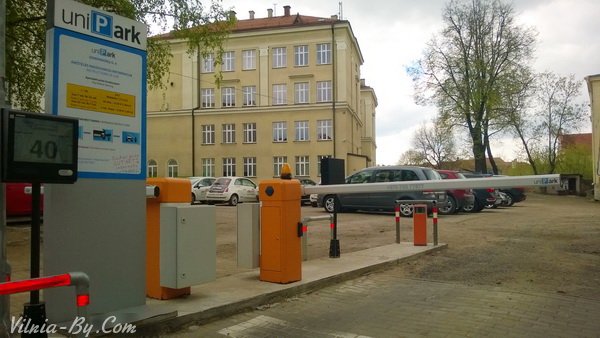Шлагбаум платной парковки на улице Dominikonų