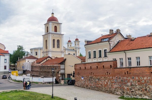 Вид на остатки городской стены и Святодухов монастырь