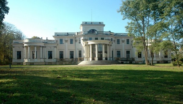 Дворец Траку Воке, вид со стороны парка. Фото www.trakuvokesdvarosodyba.lt